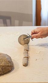 Tagliate dei pezzi di impasto
