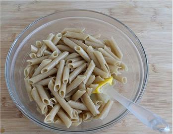 Condite la pasta con l'olio