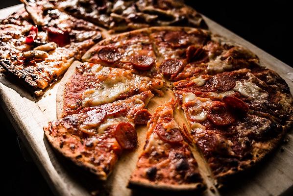 Pizza: il paradosso della (finta) catena di pizzerie che nasconde gli artigiani