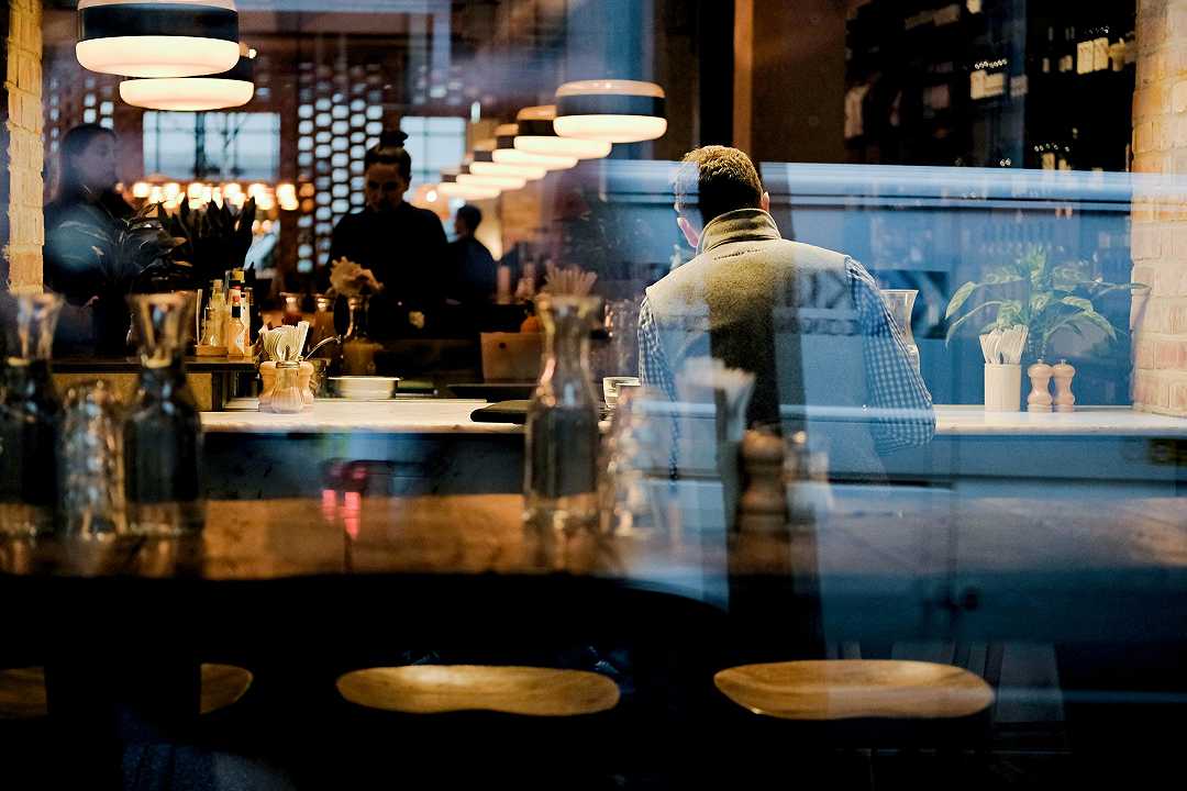 Milano, il ristorante sfida il Dpcm: apre a cena facendo i tamponi all’ingresso