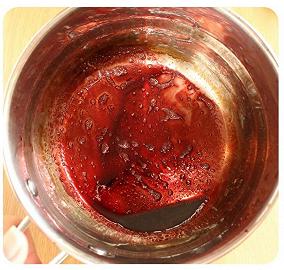 Versate il vino in un pentolino