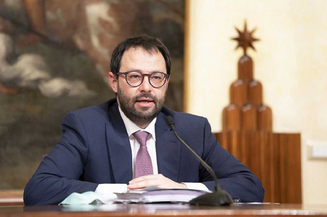 Salario minimo, il commento del Ministro Stefano Patuanelli: “Deve essere approvato”