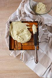 Mettete i savoiardi sopra la crema