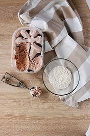 Mescolate il gelato e la farina