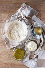 Mescolate la panna e il pistacchio