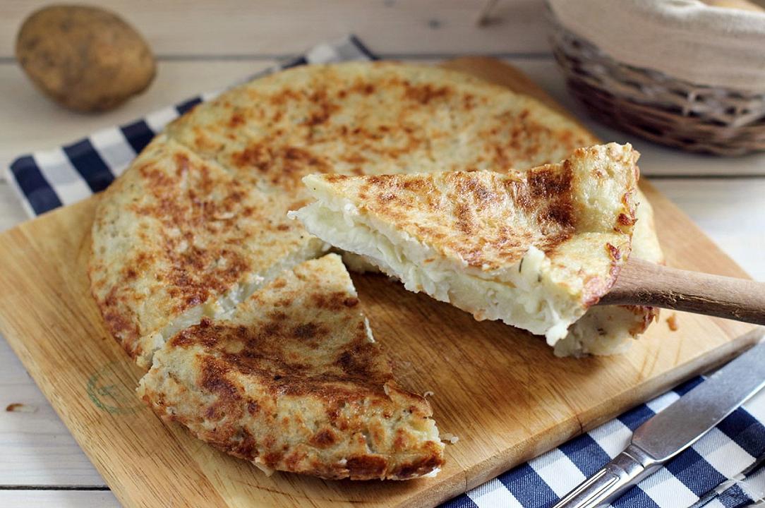 Pizza di patate in padella