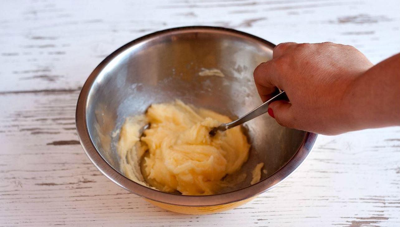 zucchero e burro montati a mano in una ciotola