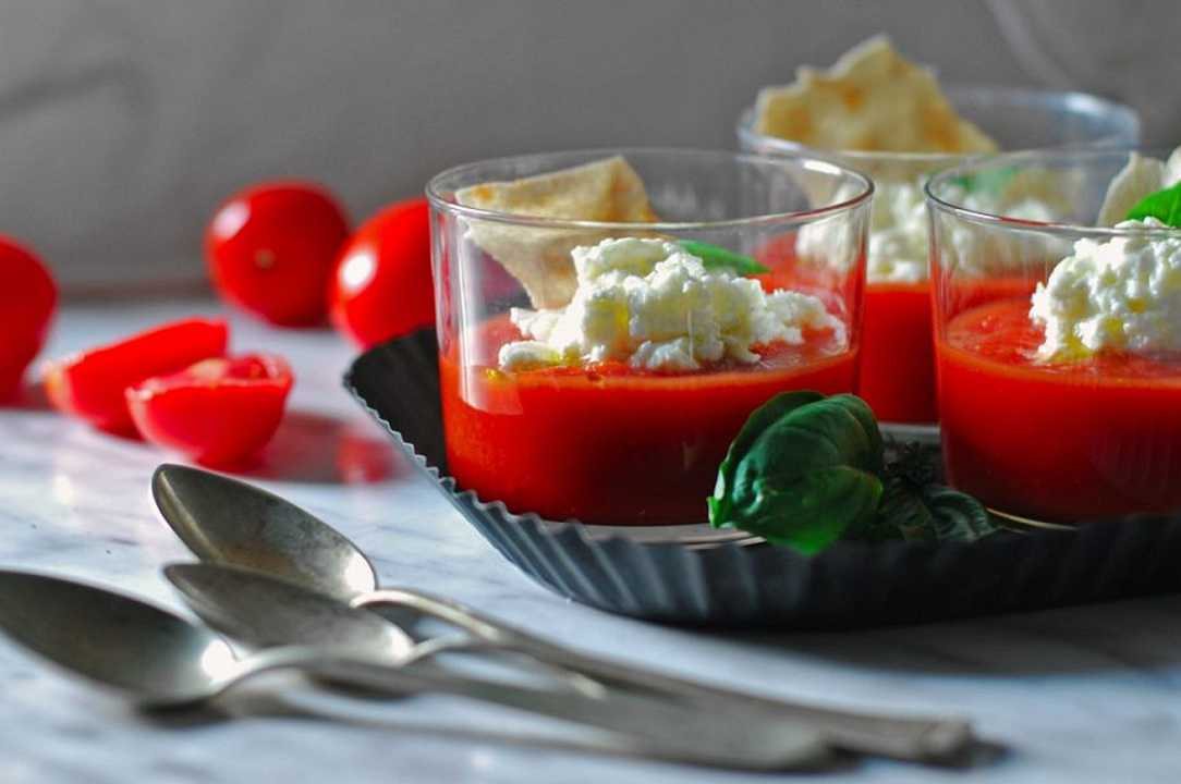 Zuppa di pomodori fredda con burrata