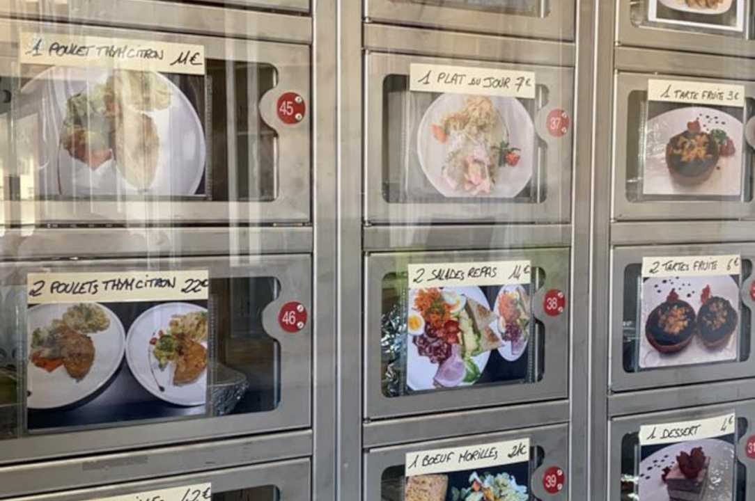 Francia: un ristorante fa installare un distributore automatico di rane
