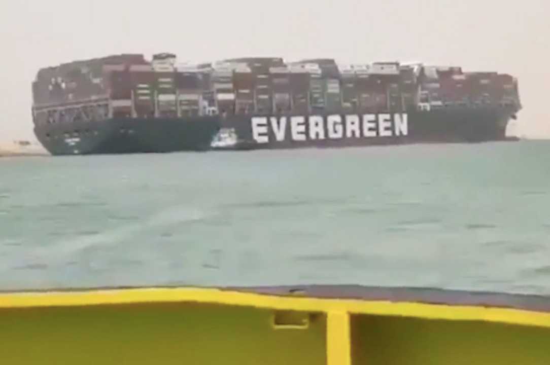 Nave bloccata nel Canale di Suez: danni anche al commercio di generi alimentari