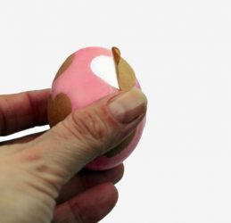 adesivo tolto dall'uovo colorato che lascia la sua impronta sul guscio