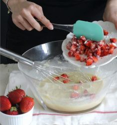 aggiungere le fragole infarinate