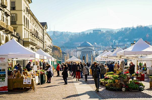 Torino: polemiche per il mercato degli agricoltori, troppa gente in piazza