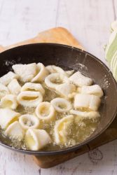 anelli di calamari che friggono in padella