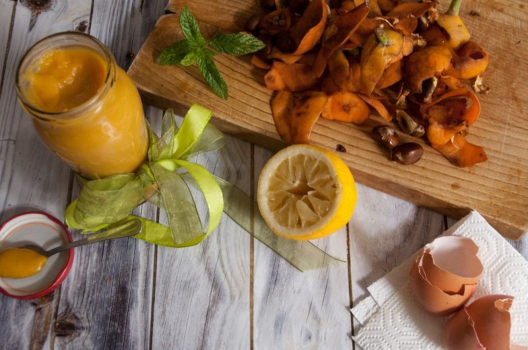 barattolo aperto con curd, mezzo limone e gusci di uova