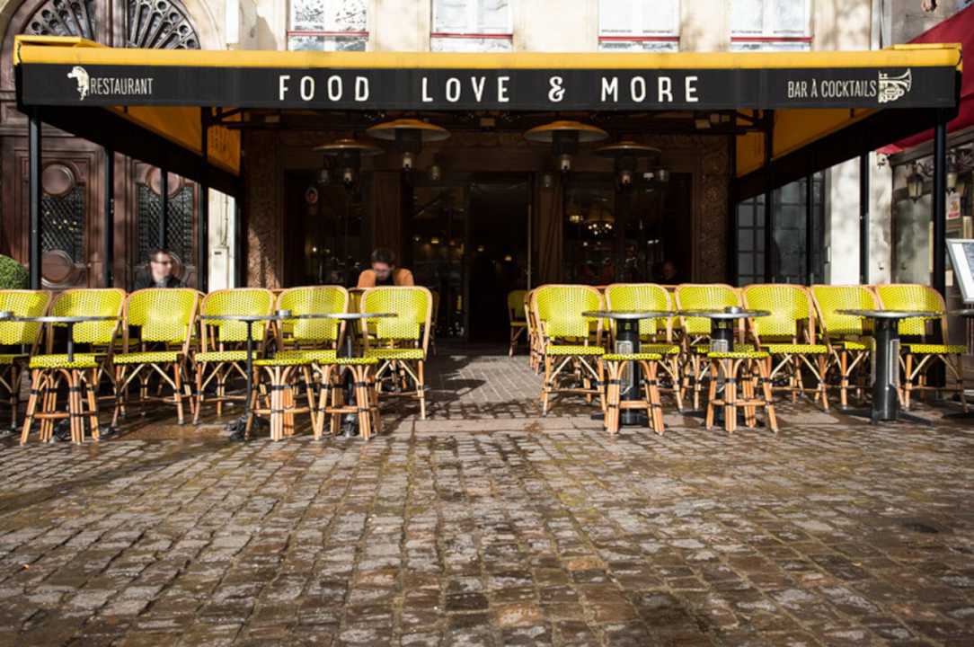 Parigi: ristorante trasforma il suo dehors in un ricovero per senzatetto