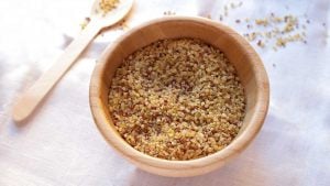 bulgur-e-quinoa insieme in una ciotola di legno