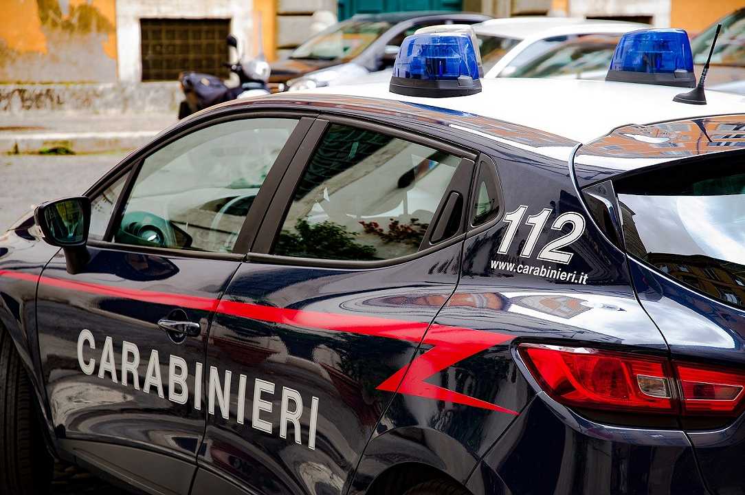Torino, prova a uscire da un supermercato con indosso abiti nuovi non pagati: arrestato 43enne