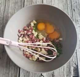 ciotola con verdure, pecorino, salame e uova