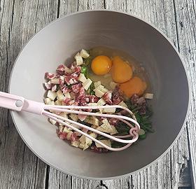 Aggiungete gli altri ingredienti tranne la farina