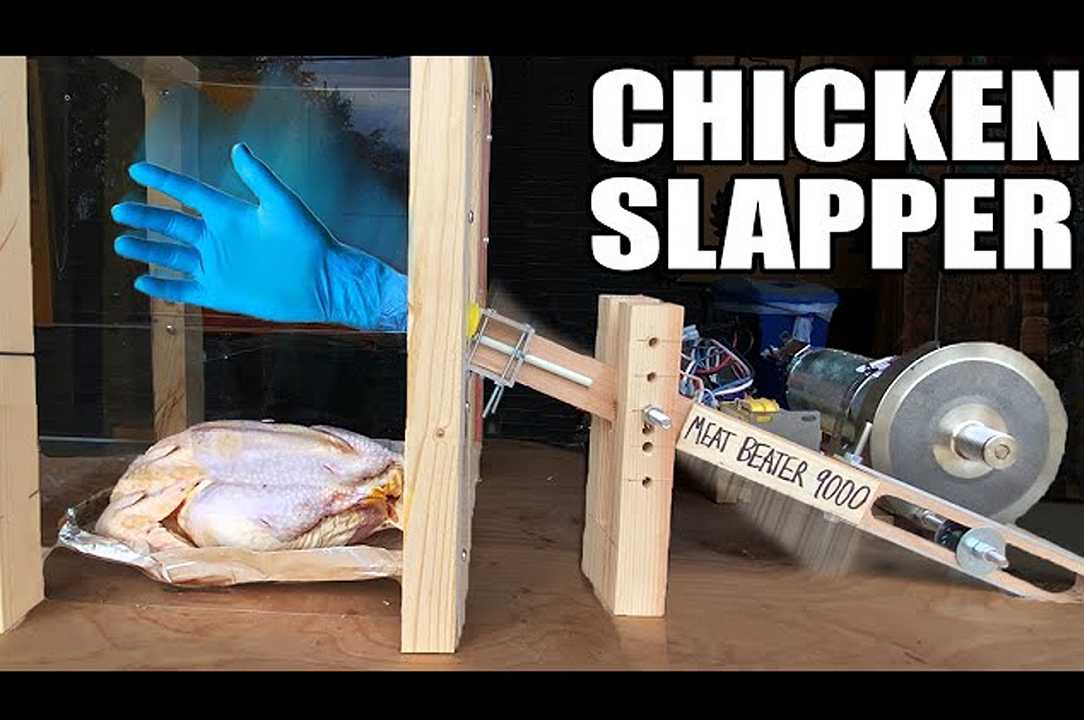 Cucina un pollo con gli “schiaffi”: youtuber documenta l’esperimento