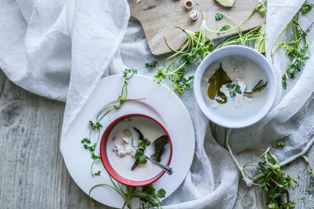 Zuppa thai con pollo e latte di cocco