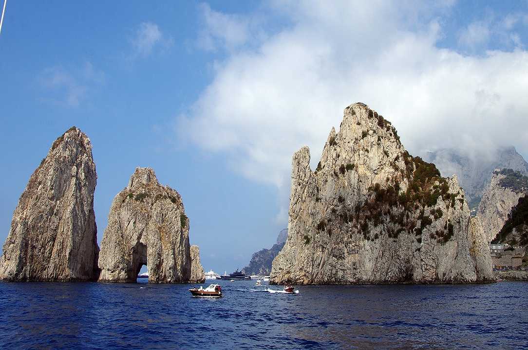 Capri: la pesca dei datteri di mare danneggia i Faraglioni