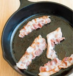 fette di bacon rese croccanti in padella di ghisa