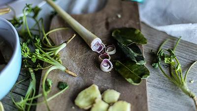 Mescolate latte, brodo e spezie