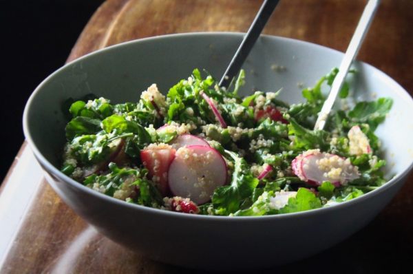 L'insalata di quinoa e fave è un piatto completo, ricco di proteine e leggero che usa le fragole per conferire al tutto un interessante gusto agrodolce. La quinoa ha ottime proprietà nutritive, ma va consumata con consapevolezza.