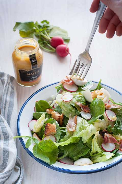 Insalata con uova di quaglia e bacon