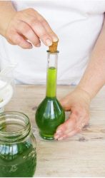 liquore messo in una bottiglietta di vetro con tappo di sughero