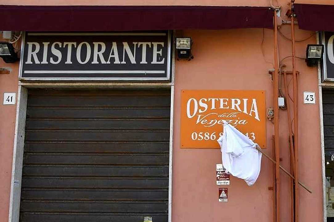 Livorno, la protesta dei ristoratori con le magliette bianche fuori dai locali