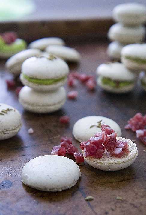 Macaron salati alle fave e salame