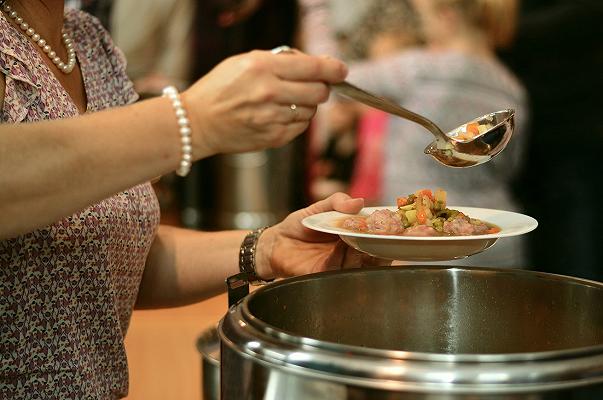 Parigi, centinaia di studenti in fila per ricevere del cibo