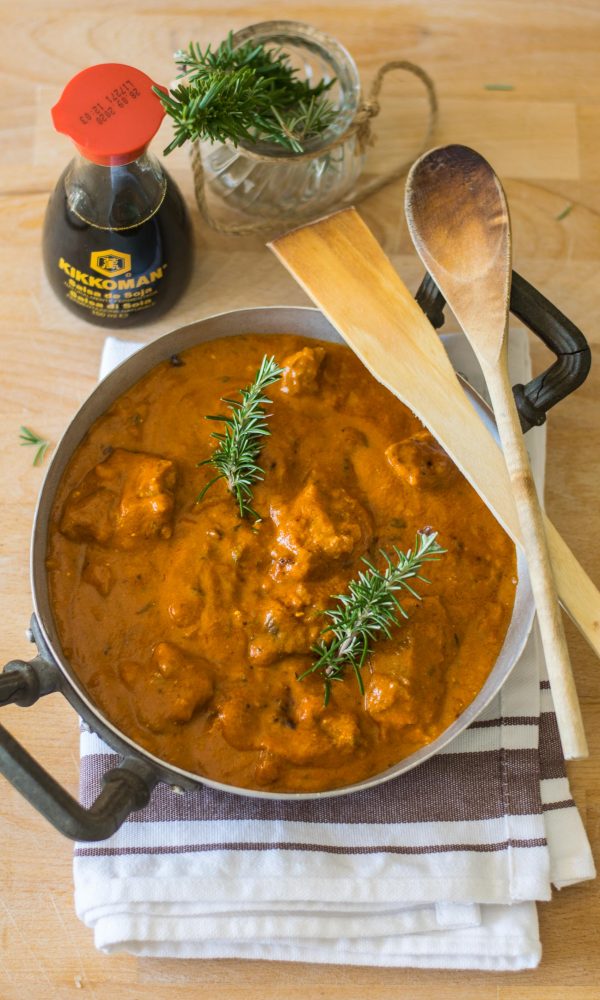 padella con spezzatino cremoso cotto e due rametti di rosmarino a decorare