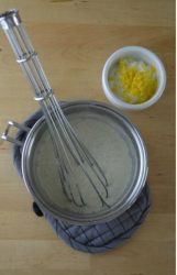 panna mescolata con la frusta in un pentolino