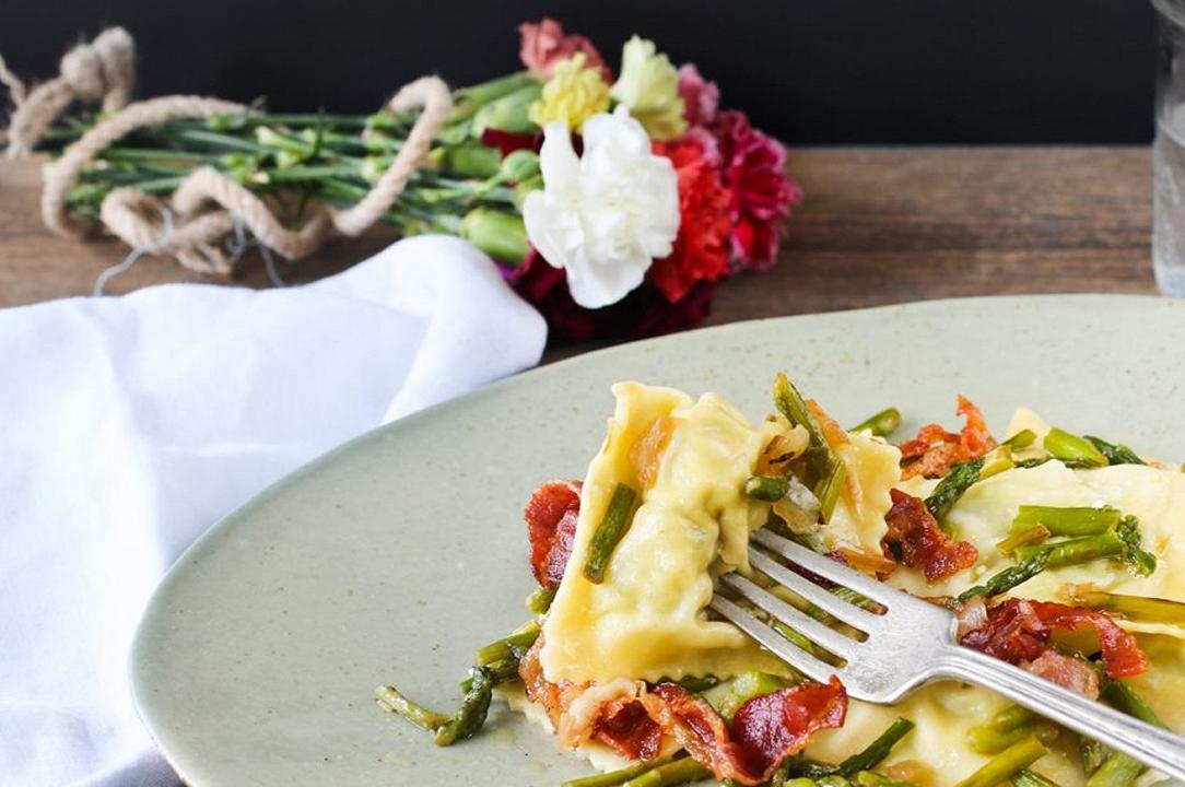 Ravioli di ricotta, asparagi e bacon