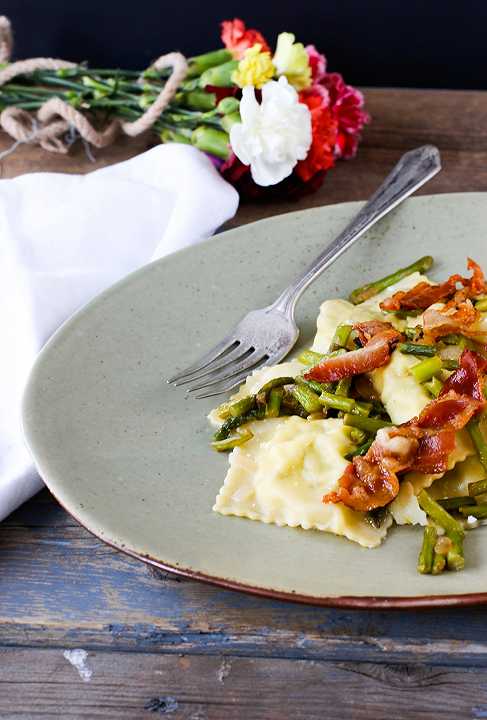 Ravioli di ricotta, asparagi e bacon