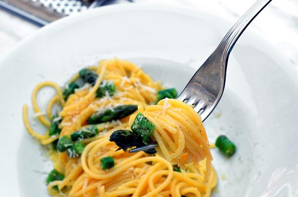 Spaghetti agli asparagi con uova e crema di Parmigiano