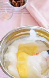 spatola che mescola gli albumi montati a neve nella ciotola con il resto degli ingredienti