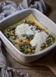 strato di pasta con ragu di verdure e con besciamella