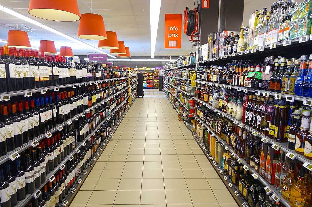 Regno Unito: migliorano le vendite al dettaglio di alcol e tabacco, ma l’inflazione continua a salire