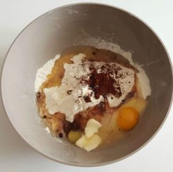 terrina con gli ingredienti per l'impasto dei cannoli