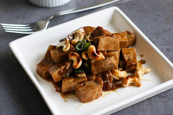 Tofu saltato con anacardi