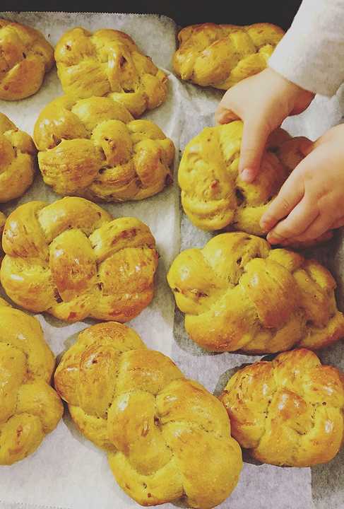 Treccine di pane all’olio con zucca e noci