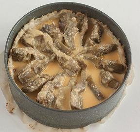 Completate con le uova sbattute con panna e formaggio