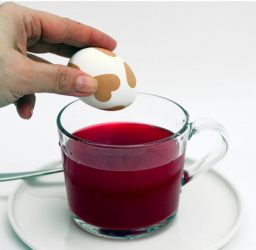 uovo messo in ammollo in acqua colorata di rosso