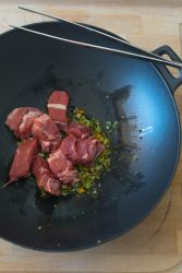 wok con pezzi di carne di vitello e soffritto