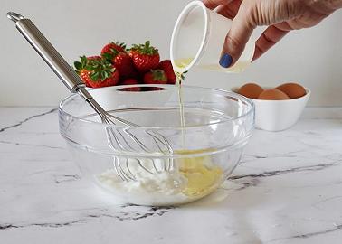 Mescolate gli ingredienti liquidi